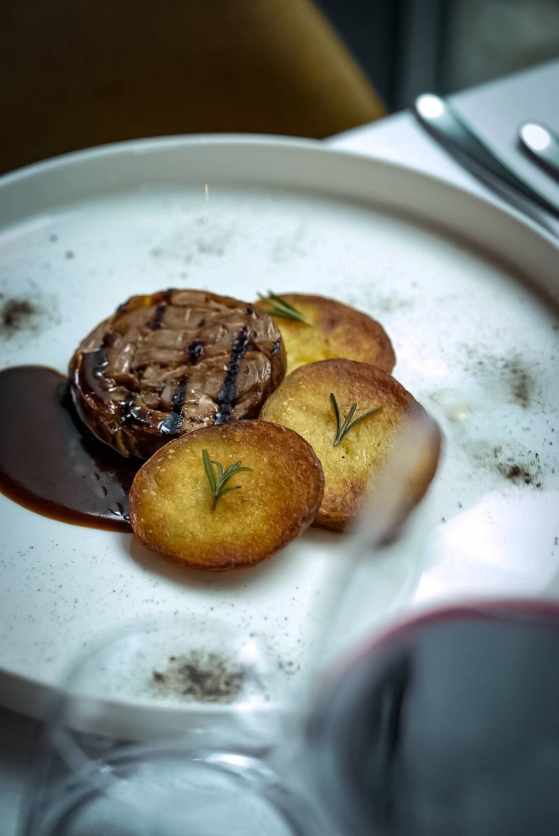 Capretto al forno con patate della Sila arrostite in padella e demiglace alla liquirizia